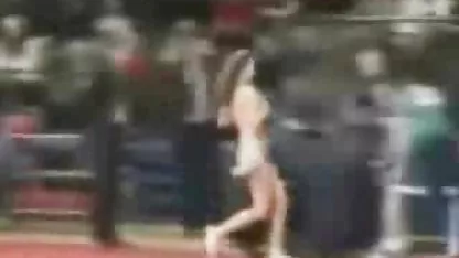 Çimenlerin arasında, güzellik türk sakso porn bir kütük üstünde oturan kızdıran