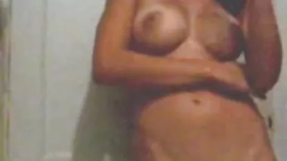 Sarışın kız arkadaşı alt yaziliporno anal bir deliğe vurdu