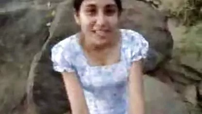 Inessa erkek arkadaşını neşelendirmek istiyor ve bunun için soyunmaya hentai türkçe altyazılı hazır.