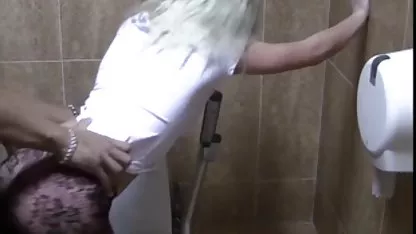 Kachek seksi altyazılı mom porn ve kırılgan bir kızı sikiyor