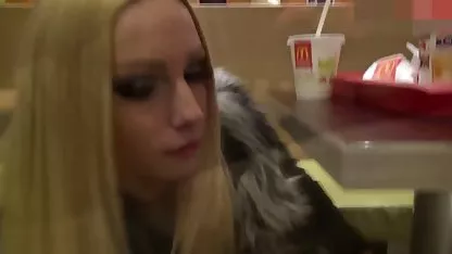 İnce bir altyazıkeyfi porn kız anüs içine kalın bir yapay penis doldurulmuş