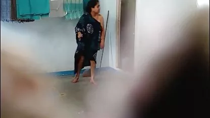 Soyunup turkce alt yazılı porn kamera önünde kapağı gösterdi