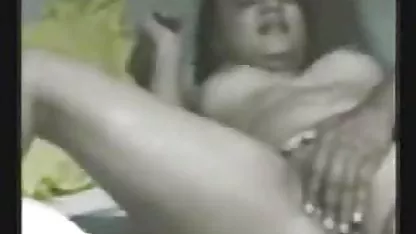 Yolun kenarına geldi ve eteğini alt yazılı prno kaldırdı çimlere güzelce işemek
