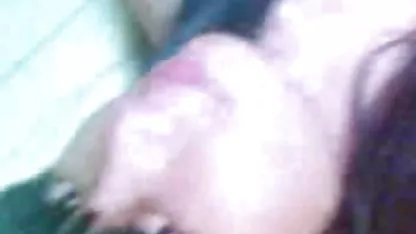 Çıplak kedi ile kız karda altyazılı mom porn işemek için oturdu