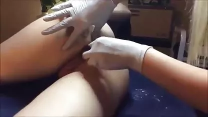 Kar beyazı bir yatakta sert anal seksten sonra, bir erkek altyazili pprno bir kızın ağzına cums