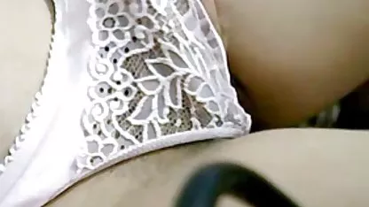 Busty Babe alt yazli porna bir yapay penis noktaya itti