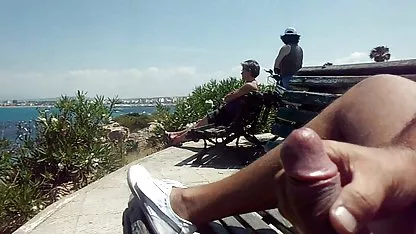 İnce piliç inşaatçılar önünde güzellik gösterir turkce pprno