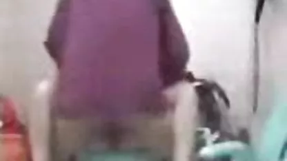 Kızıl saçlı altyazili prno banyoda büyük bir didlo parmaklıyor
