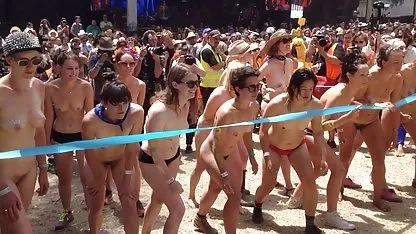 Gözlüklü kız oyun alanında hd altyazılı porn merdivenlerden kızdıran